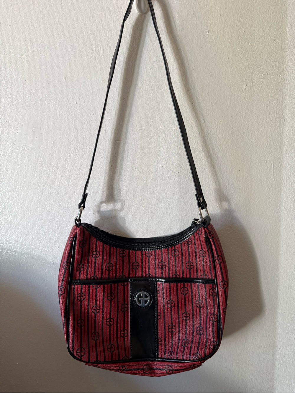 Giani Bernini Red Patterned Shoulder Bag with Black Trim - Picture 2 of 7